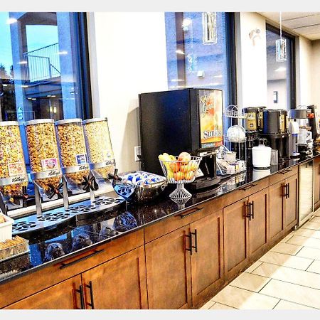 Super 8 By Wyndham Kelowna Bc Luaran gambar