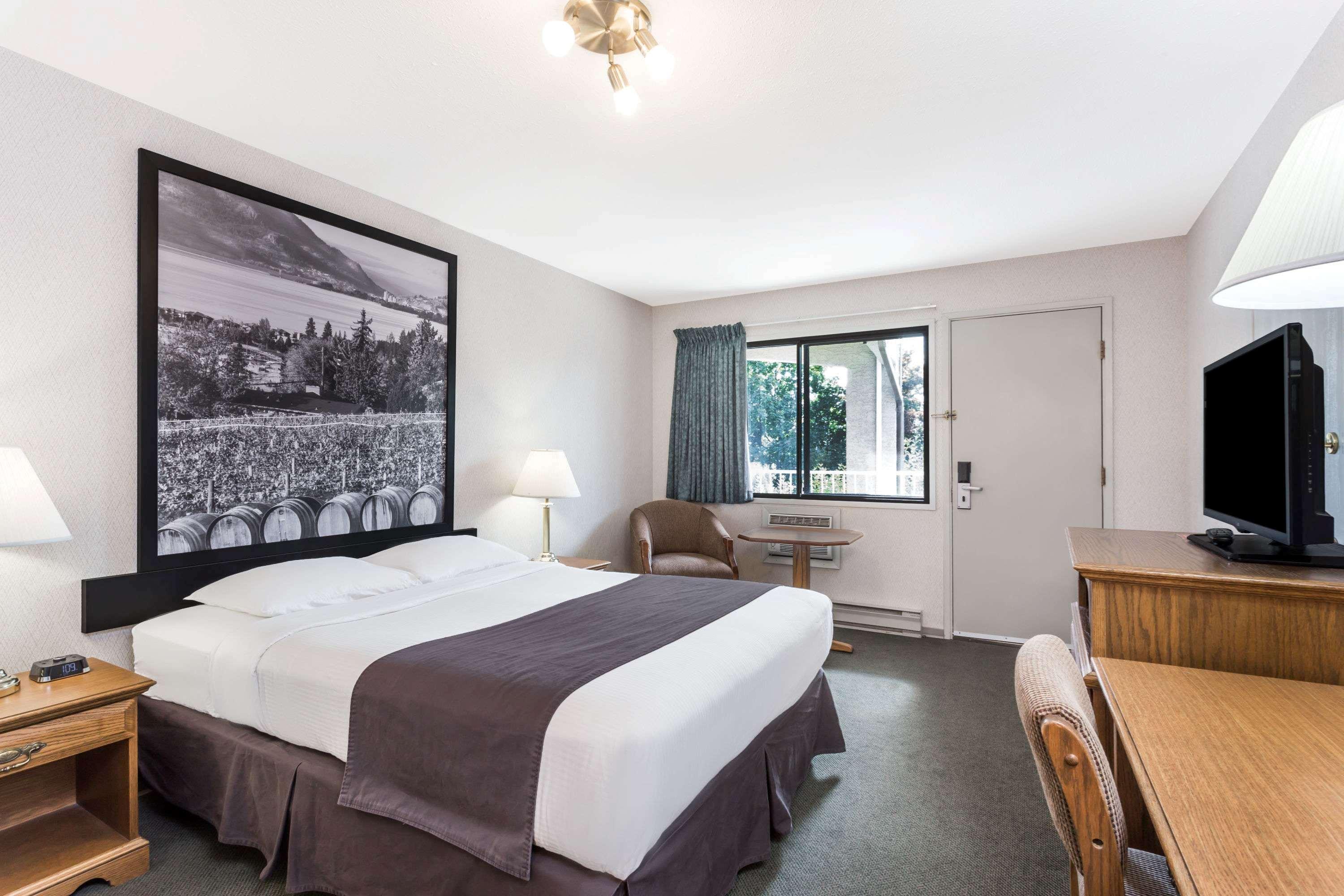 Super 8 By Wyndham Kelowna Bc Luaran gambar