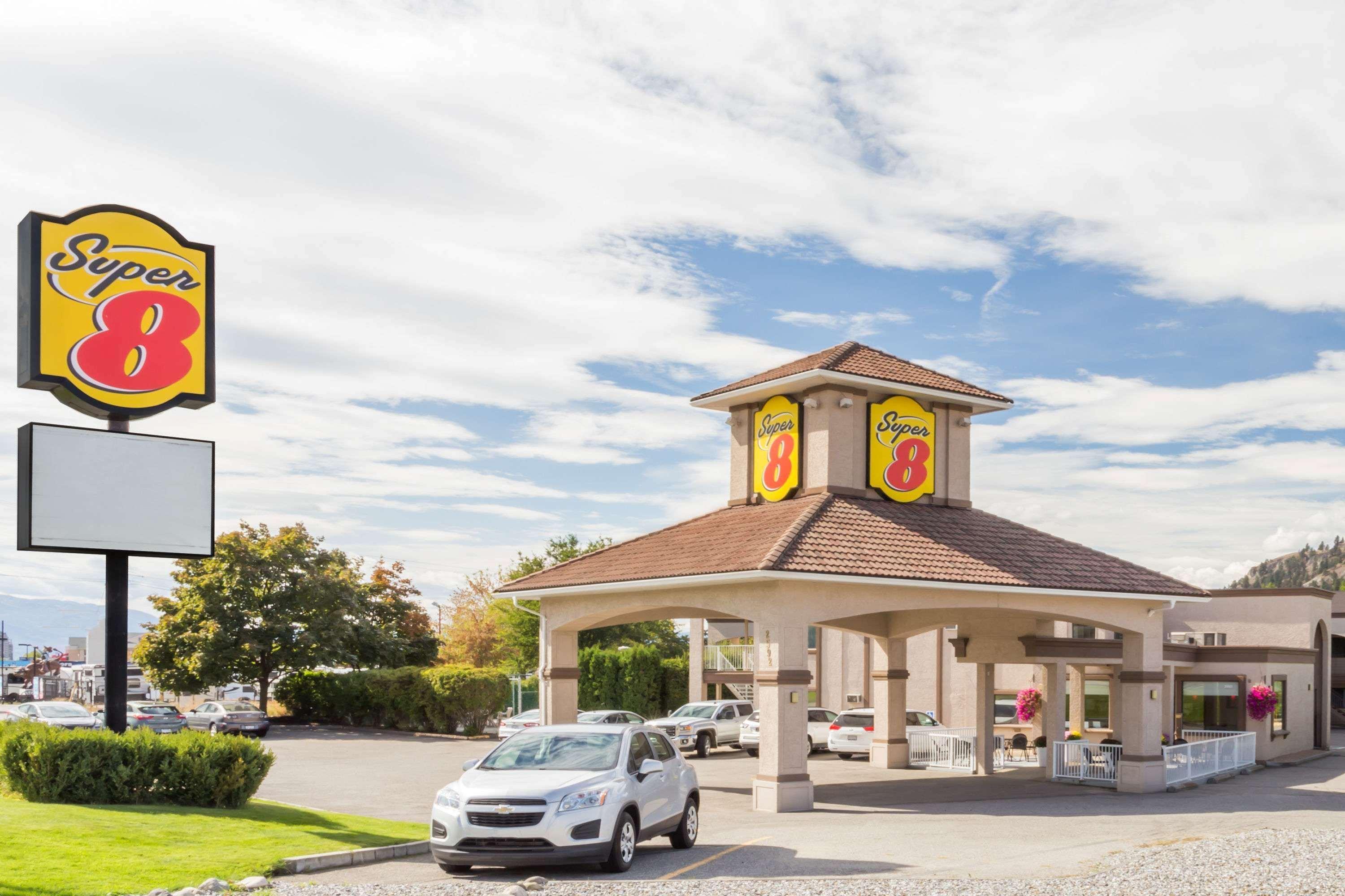 Super 8 By Wyndham Kelowna Bc Luaran gambar