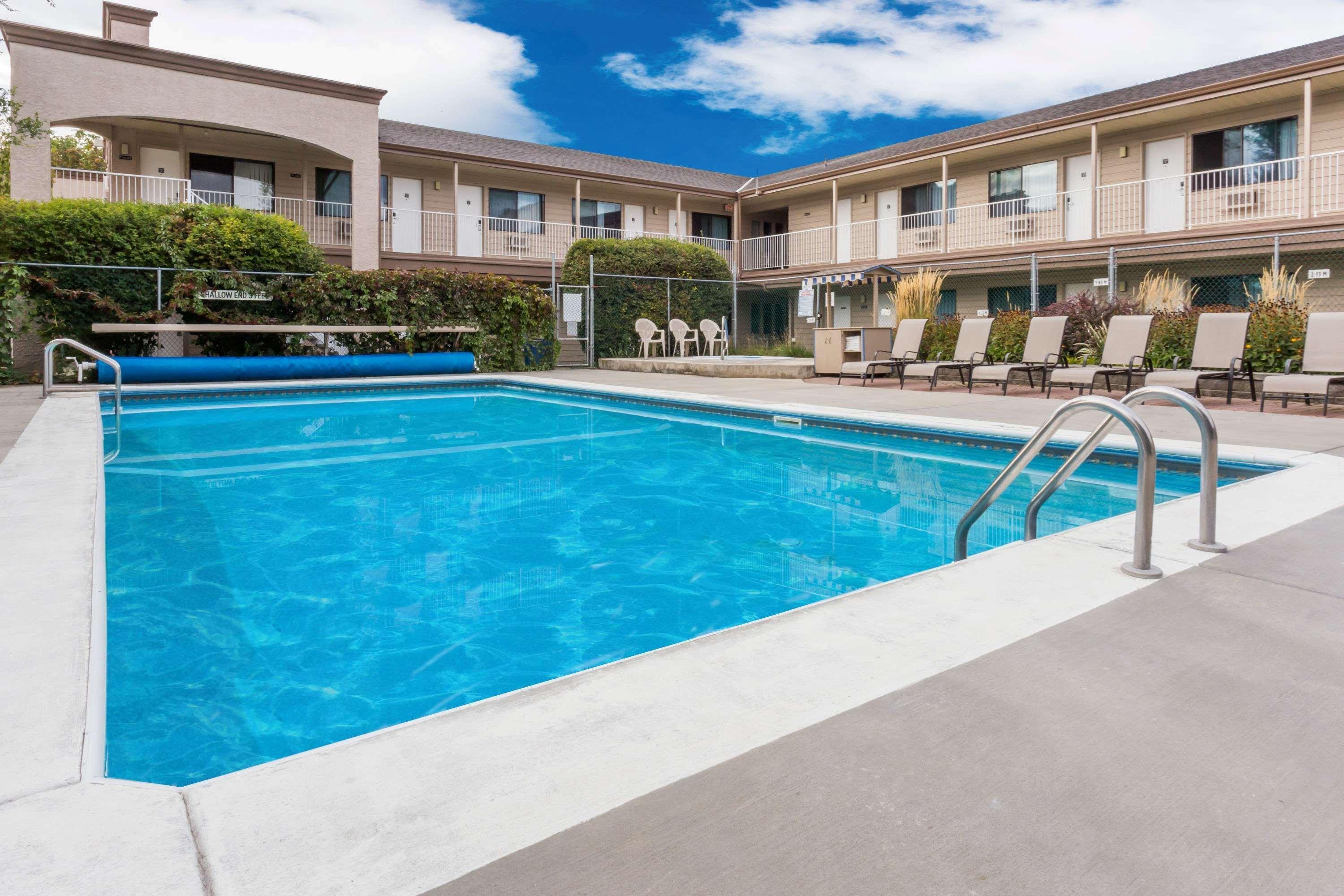 Super 8 By Wyndham Kelowna Bc Luaran gambar