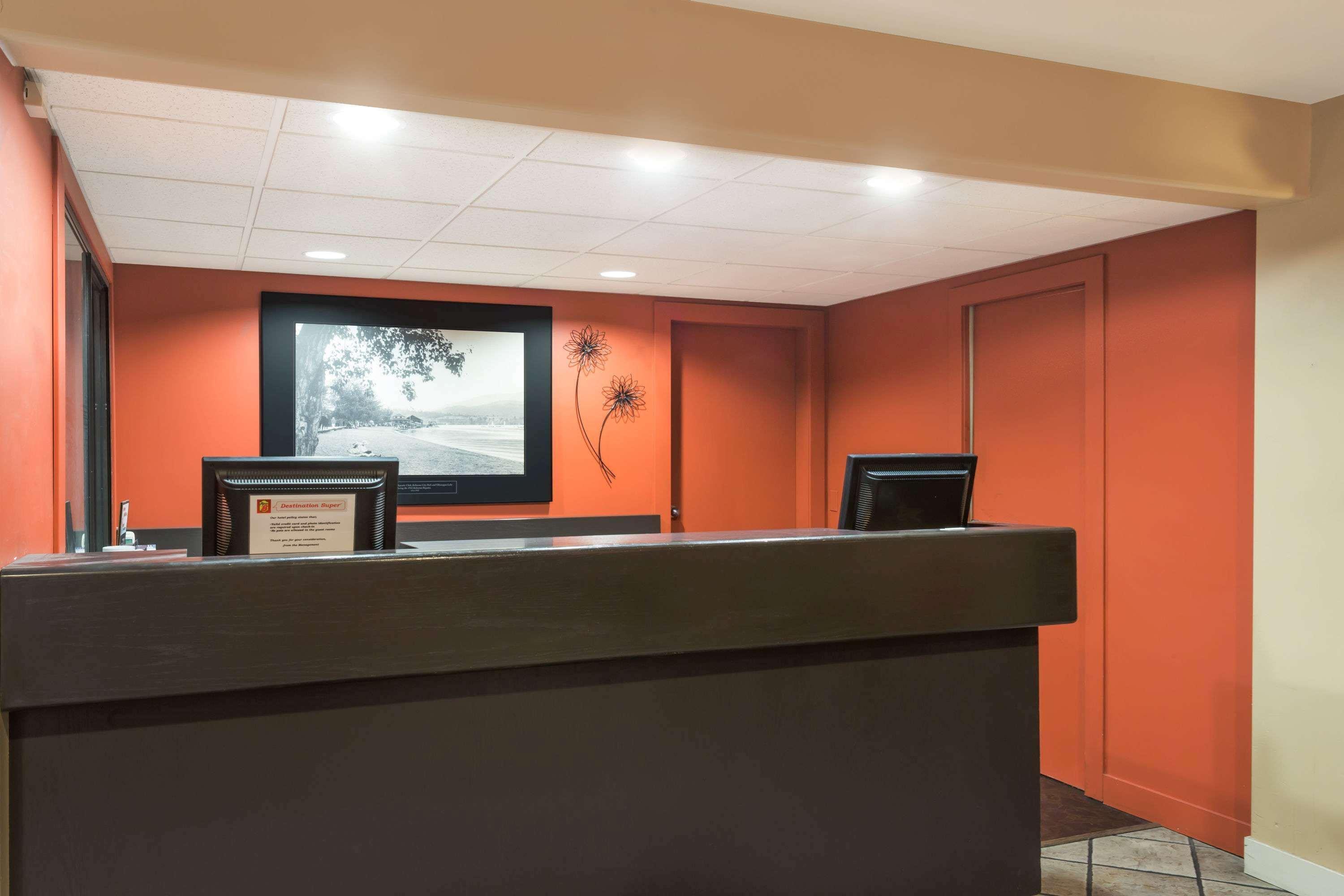 Super 8 By Wyndham Kelowna Bc Luaran gambar