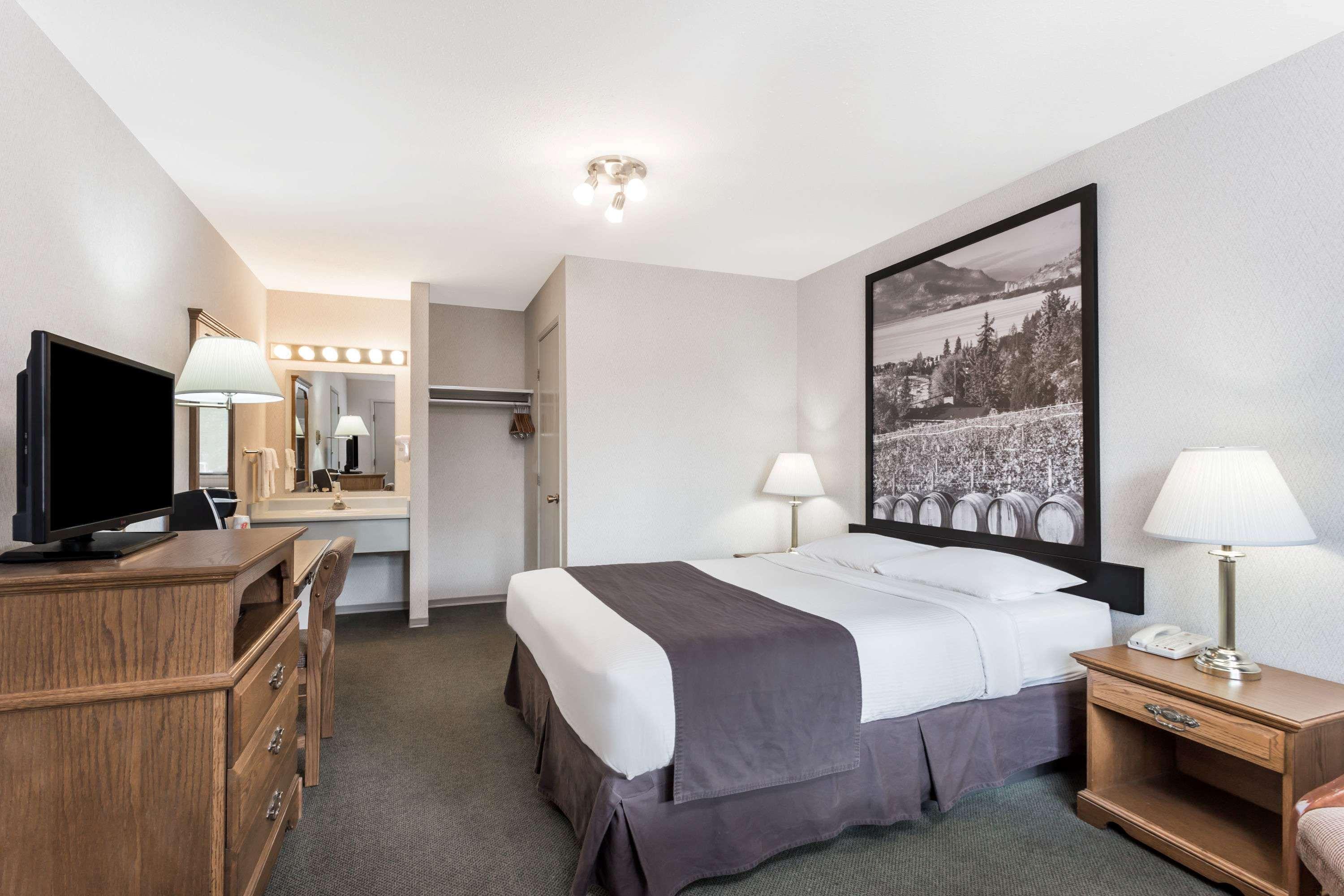 Super 8 By Wyndham Kelowna Bc Luaran gambar