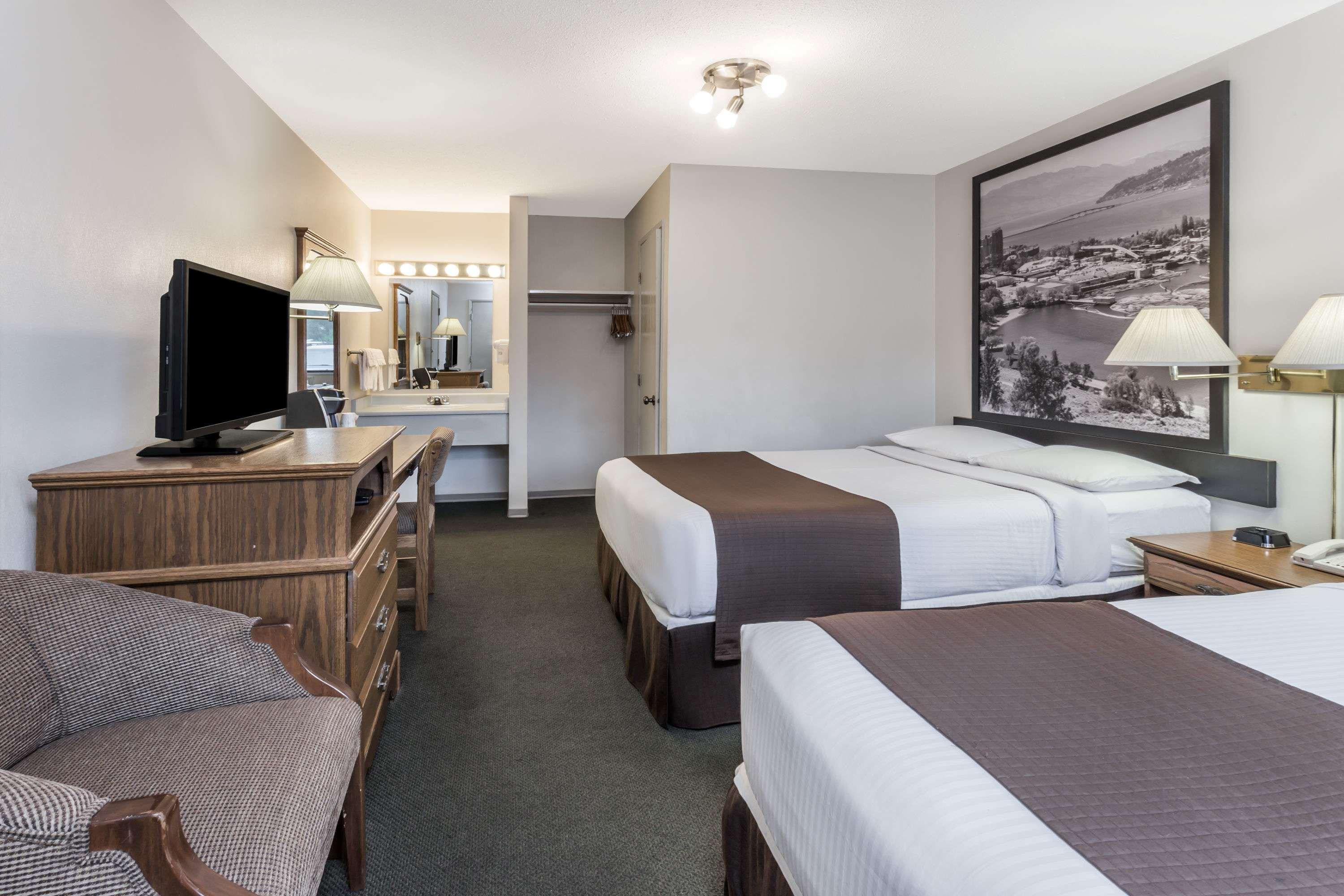 Super 8 By Wyndham Kelowna Bc Luaran gambar