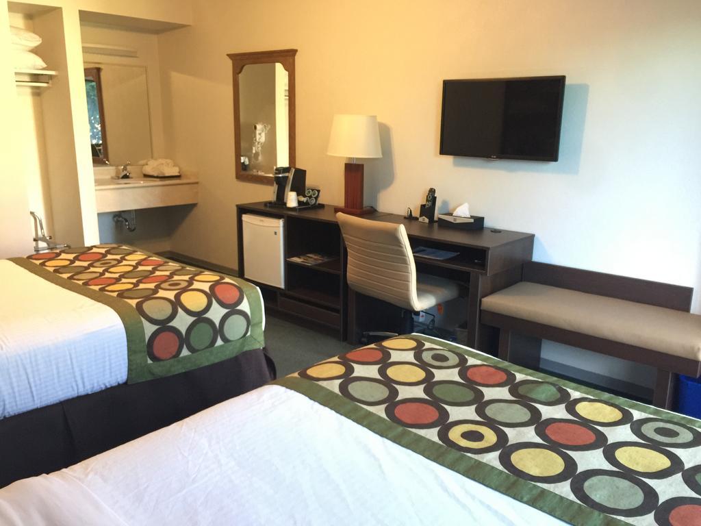 Super 8 By Wyndham Kelowna Bc Luaran gambar