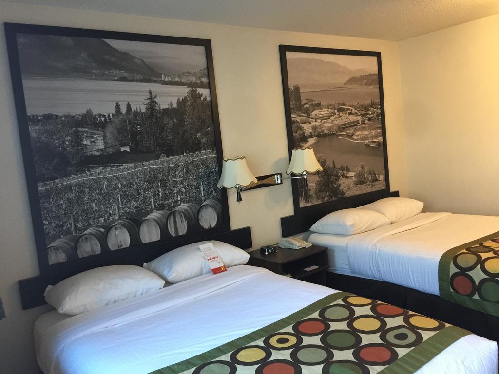 Super 8 By Wyndham Kelowna Bc Luaran gambar