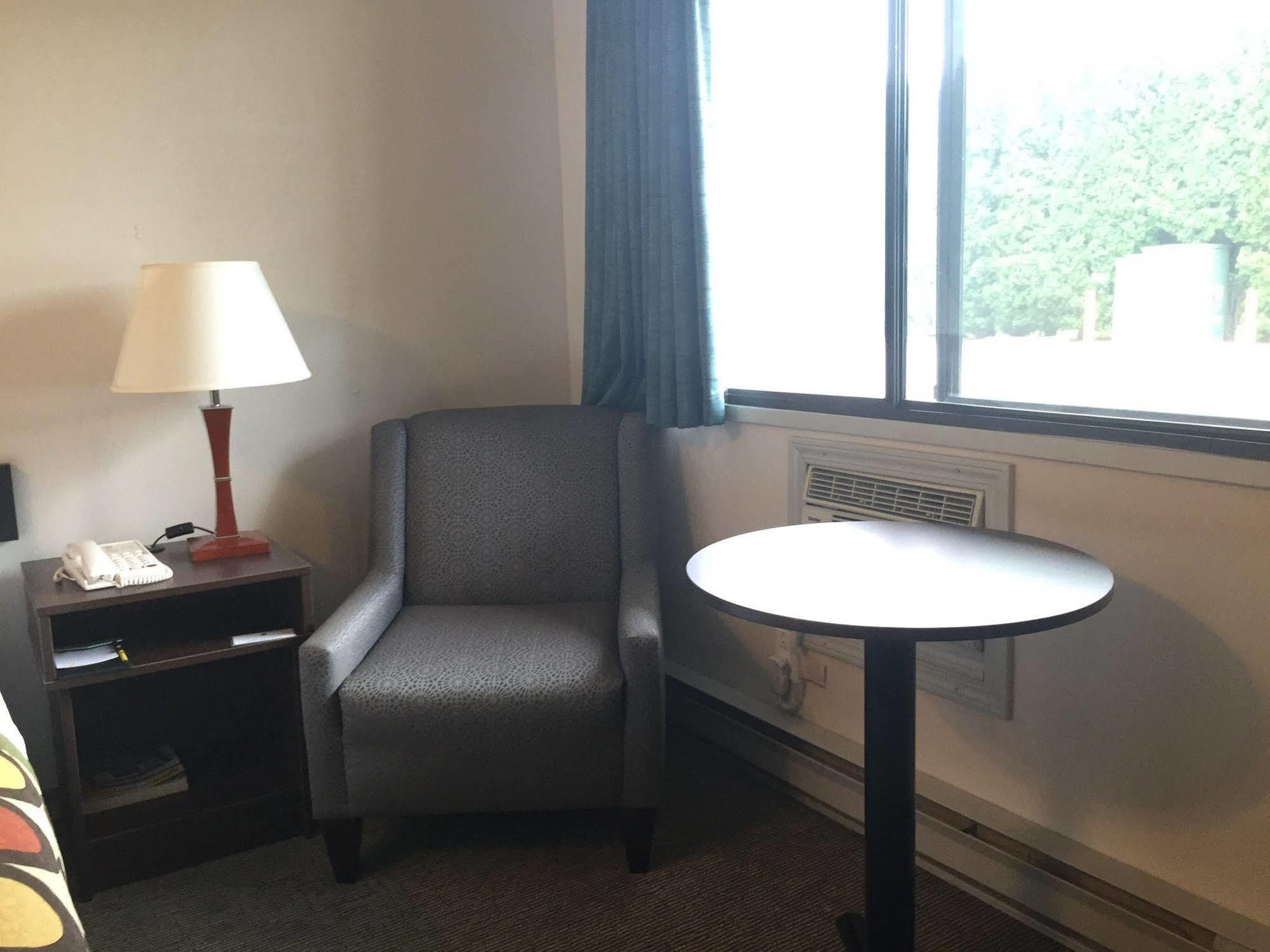Super 8 By Wyndham Kelowna Bc Luaran gambar