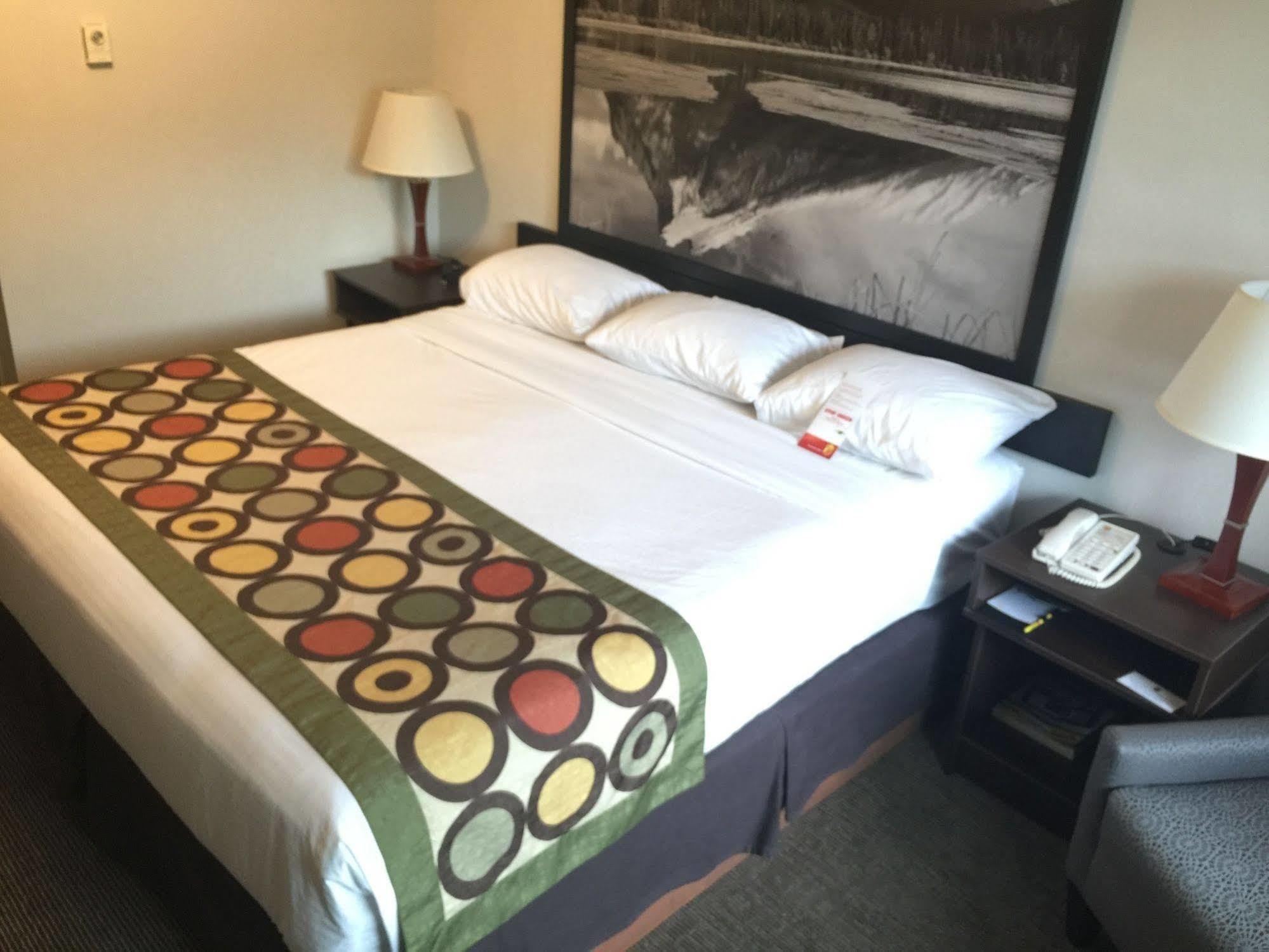 Super 8 By Wyndham Kelowna Bc Luaran gambar