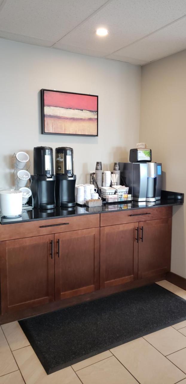 Super 8 By Wyndham Kelowna Bc Luaran gambar