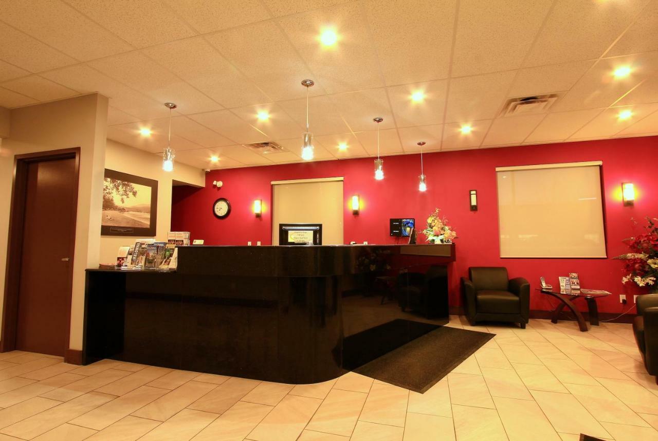 Super 8 By Wyndham Kelowna Bc Luaran gambar